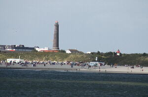 Strand von Borkum mit Leuchtturm
